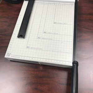 Tabletop paper cutter
